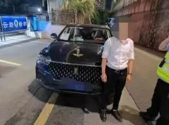 被查酒駕，他趕走代駕繼續開車，剛一轉角又碰上了執勤交警